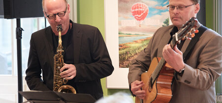 Ralf Benschu am Saxophon und Karsten Intrau an der Gitarre