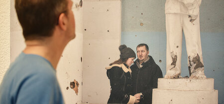 Besucher in der Ausstellung "Wir hatten ein normales Leben. Ukraine 2006-2023"
