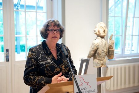 Martina Schellhorn eröffnet die Ausstellung