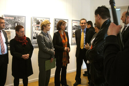 Ministerpräsident Platzeck und weitere Mitglieder der Landesregierung sahen sich am 5. April kurz vor der  Eröffnung die Ausstellung an. 