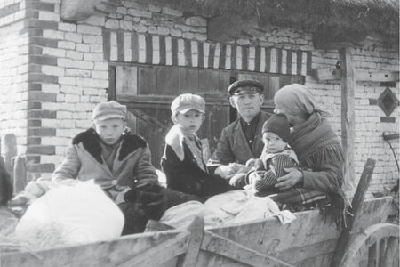 Vom Gut Dąbrowa ausgesiedelte polnische Familie, Foto: W. Holtfreter. Quelle: Bundesarchiv
Vom Gut Dąbrowa ausgesiedelte polnische Familie