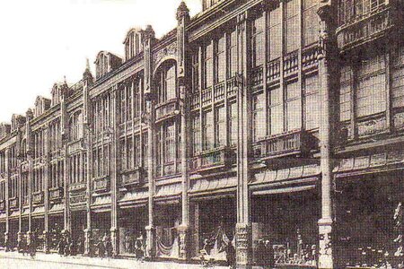 Das Warenhaus um 1920. Eine der wenigen Aufnahmen der originalen Fassade des Architekten Carl Schmanns. Das Gebäude wurde bereits links und rechts verlängert.