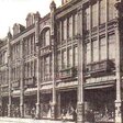 Das Warenhaus um 1920. Eine der wenigen Aufnahmen der originalen Fassade des Architekten Carl Schmanns. Das Gebäude wurde bereits links und rechts verlängert.