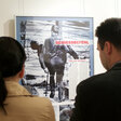 In der Ausstellung der Landeszentrale "50 Jahre Mauerbau". Zwei Besucher vor einem Bild mit der Aufschrift "Schießbefehl"