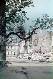 Verlängerung der Schlossstraße  Links: Stadtschloss, rechts: Plögerscher Gasthof (ehem. „Alte Kommandantur“), Hintergrund Mitte: Hotel „Zum Einsiedler“ 