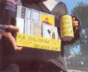 selbstgestalteter Postkartenständer und Sammelbüchse. Foto: Thomas Klatt