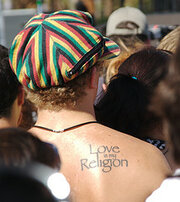 Tatoo mit der Aufschrift "Love ist my Religion"