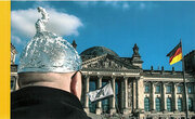 Ausschnitt aus dem Buchcover: "Reichsbürger. Ein Handbuch". Ein Mann mit Aluhut steht vor dem Reichstag