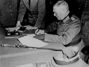 Das Foto zeigt Generalfeldmarschall Wilhelm Keitel beim Unterzeichnen der Kapitulationsurkunde in der Nacht vom 8. auf den 9. Mai 1945
