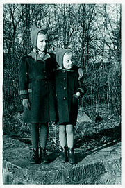Meine jüngere Schwester Ursel und ich 