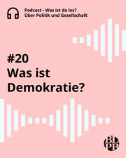 Eine Textkachel, darauf steht der Titel der aktuellen Podcastfolge der Landeszentrale. Dieser lautet: "Was ist Demokratie?"