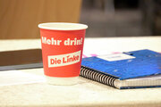 Pressebild: Ein Becher mit der Aufschrift "Mehr Drin" DIE LINKE