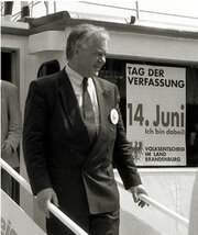 Ministerpräsident Manfred Stolpe am Tag der Verfassung: 14. Juni 1992; Foto: LISUM
