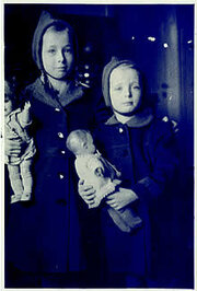 Meine Schwester Inge und ich mit  meiner Lieblingspuppe Gretchen