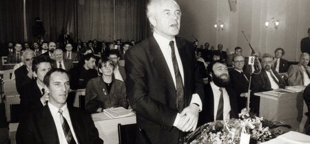 Manfred Stolpe bei der Vereidigung des ersten brandenburgischen Kabinetts 1990 im Landtag. Links im Bild: Wolfgang Birthler. Foto: LISUM