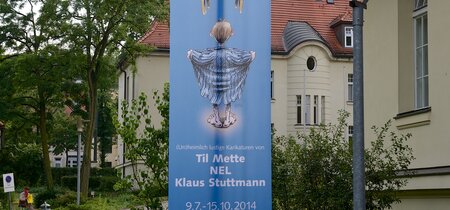 Vor dem Eingang: Ausstellungsankündigung