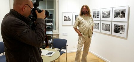 Klaus D. Fahlbusch vor seinen Fotografien