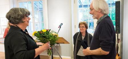 rBlumen für Barbara Henniger und Klaus Stuttmann. Die anderen Künstler waren leider verhindert. 