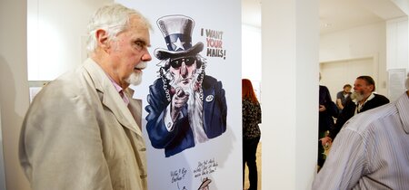 Auch neugierig: F.W. Bernstein, Karikaturist. 2013 zeigte die Landeszentrale ein