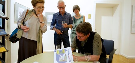 NEL signiert, die Kollegen freut's (links Barbara Henniger, dahinter Klaus Stutt