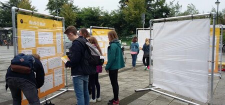 Wahl-O-Mat zum Aufkleben. Erster Tourtag in Teltow am 8. September.