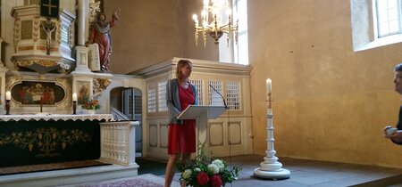 Dr. Anke Silomon bei ihrem Vortrag in der Kirche von Brüssow
