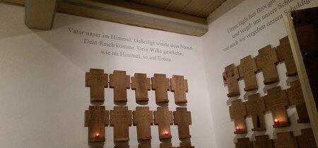 Kreuze für die gefallenen Brüssower im Kirchenvorraum 