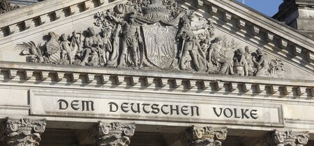 Blick auf das Reichstagsgebäude mit der Inschrift "Dem Deutschen Volke"