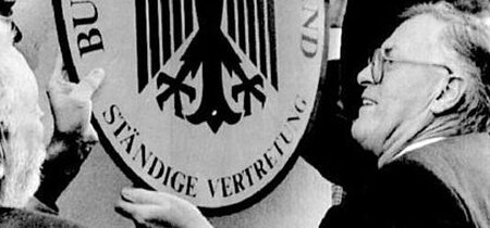 Franz Bertele, Leiter der Ständigen Vertretung (westliches) Deutschlands in Ostdeutschland, schraubte am 2.Oktober 1990 eigenhändig das Schild an seinem Dienstgebäude ab. Mit der Vereinigung beendet die Mission ihre Arbeit.