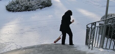 Der Schnee auf der Treppe muss weg