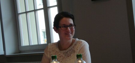 Katrin Marx moderiert die Veranstaltung
