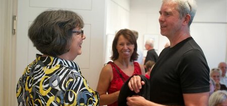 Martina Schellhorn und der Karikaturist Thomas Plaßmann aus Essen