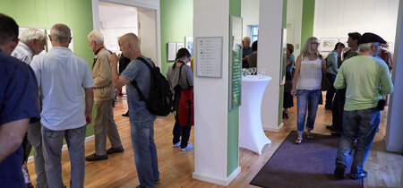 Besucher in der Ausstellung