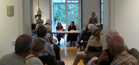 Auf dem Podium Autorin (Annette Leo, links) und Moderatorin (Martina Weyrauch) 