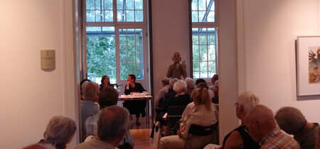 Zuhörer im Foyer der Landeszentrale