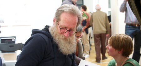 Detlev Steinberg signiert den Bildband "Wünsdorf"