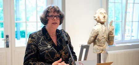 Martina Schellhorn eröffnet die Ausstellung