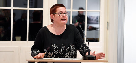 Martina Weyrauch in der Ausstellungseröffnung Voll der Osten