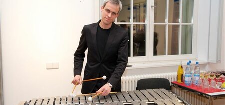 Am Vibraphon Oli Bott