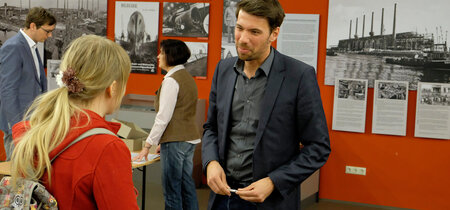 Florian Volmer im Gespräch mit einer Besucherin des Industriemuseums