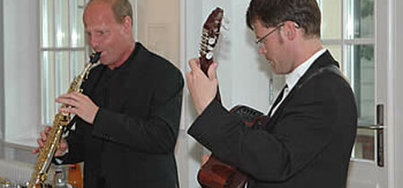 Musikalische Begleitung von Ralf Benschu (Saxophon) und Karsten Intrau (Gitarre)