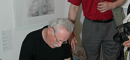 Walter Hanel signiert sein Buch für F.W. Bernstein