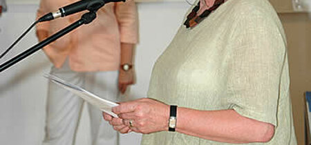 Gisela Burkamp hält die Laudatio