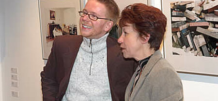 Patrick Weiss und Dr. Bärbel Möller in der Ausstellung