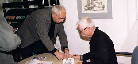 Klaus Vonderwerth signiert den Katalog
