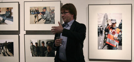 Fabrizio Bensch vor seinen Fotografien