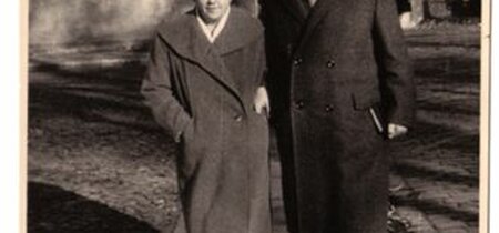 Hilde und Albrecht Schönherr auf dem Weg vom Burghof ins Pfarrhaus in Brandenb