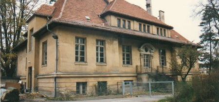 Haus 17 im Mai 1992; Straßenseite (Friedhofsgasse)