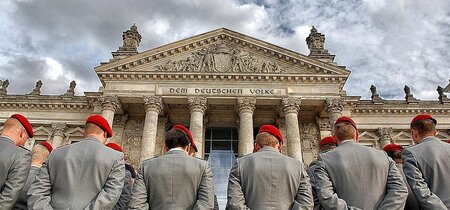 Soldaten vor dem Reichstag in Berlin bei dem öffentlichen Gelöbnis