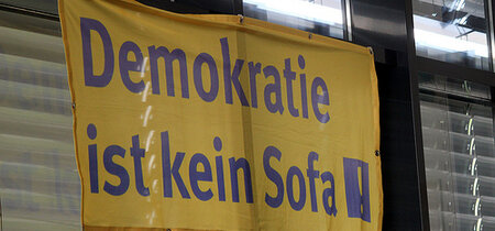 "Demokratie ist kein Sofa"